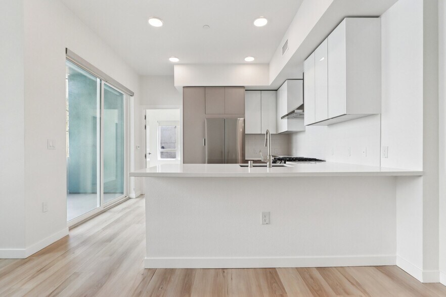 More Photos Of 9900 Venice Blvd, Culver City Apartments For Lease