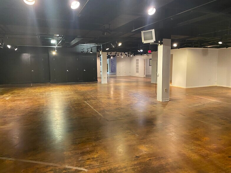 More Photos Of 156 S Main St, High Point General Retail For Lease