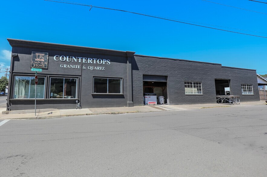 More Photos Of 403 NE Winchester St, Roseburg Freestanding For Sale