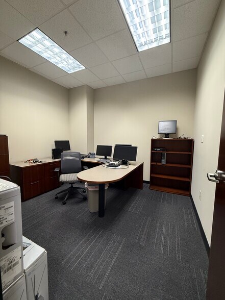 More Photos Of 11 Penns Trl, Newtown Light Distribution For Lease