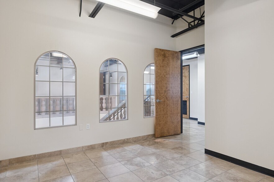 More Photos Of 9096 E Bahia Dr, Scottsdale Showroom For Lease