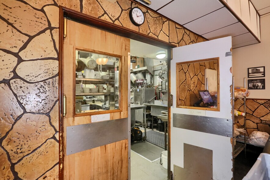 More Photos Of 463 Maplewood Ave, Ambridge Restaurant For Sale