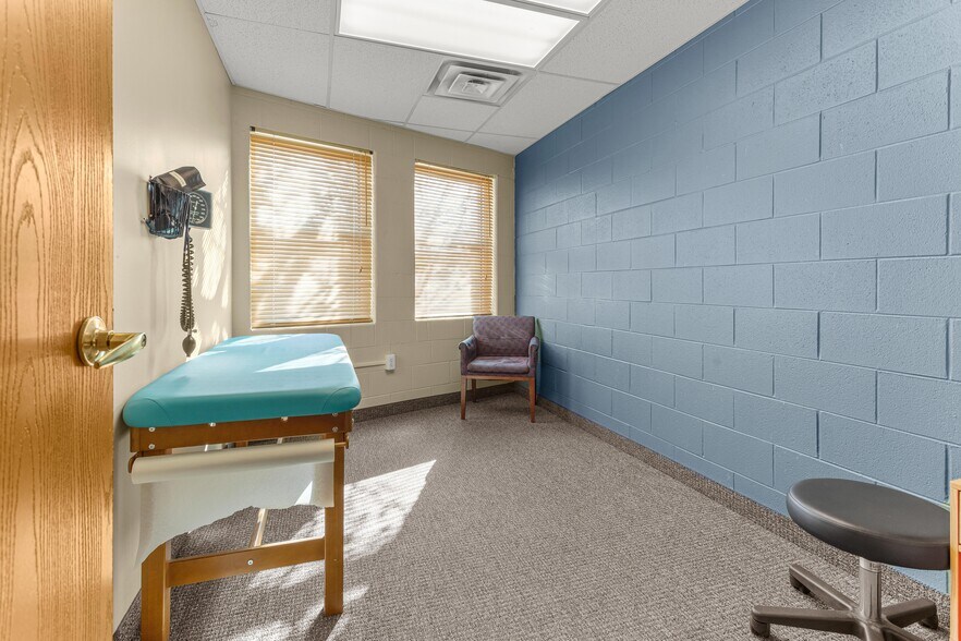 More Photos Of 35640 W Michigan Ave, Wayne Medical For Lease