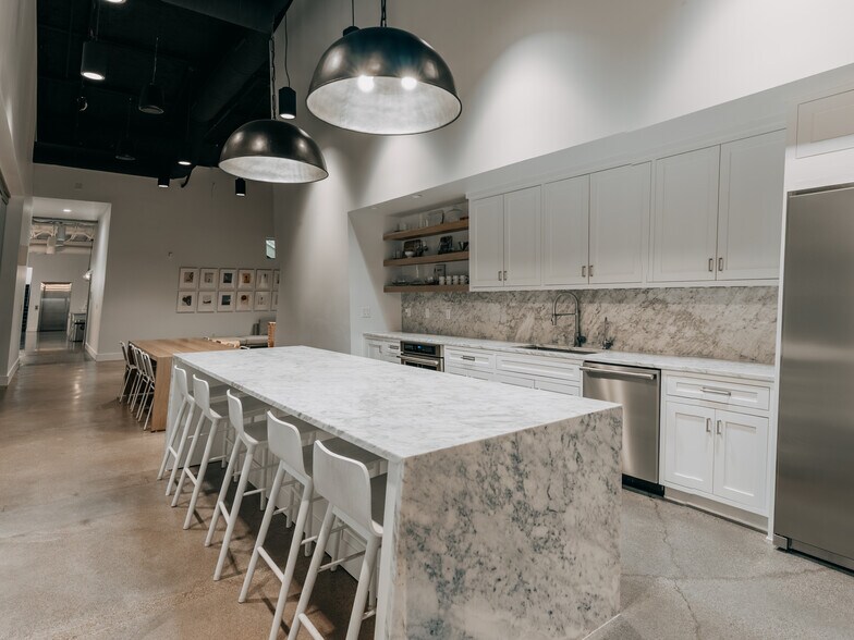 More Photos Of 9555 Harmon Rd, Fort Worth Office For Sale