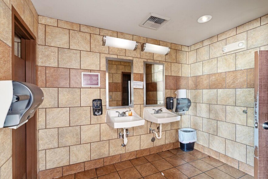 More Photos Of 1721 S Mechanic St, El Campo Fast Food For Sale