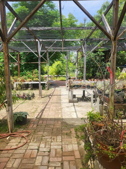 More Photos Of 18552 Erwin St, Tarzana Land For Lease