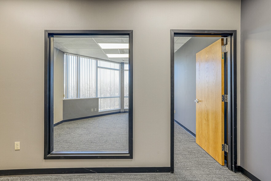 More Photos Of 10502 NW Ambassador Dr, Kansas City Office For Lease