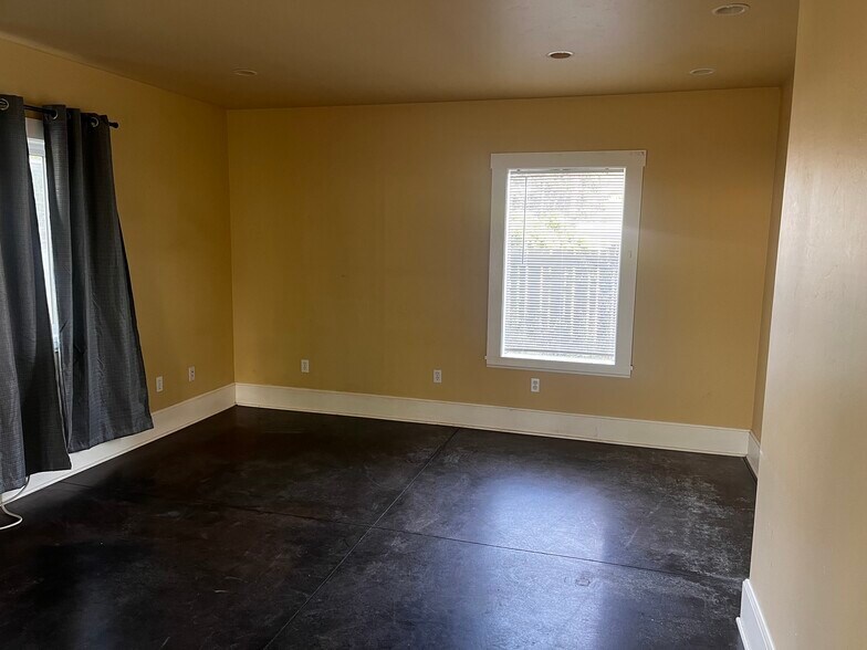 More Photos Of 111 W 1st St, Cloverdale Office For Lease