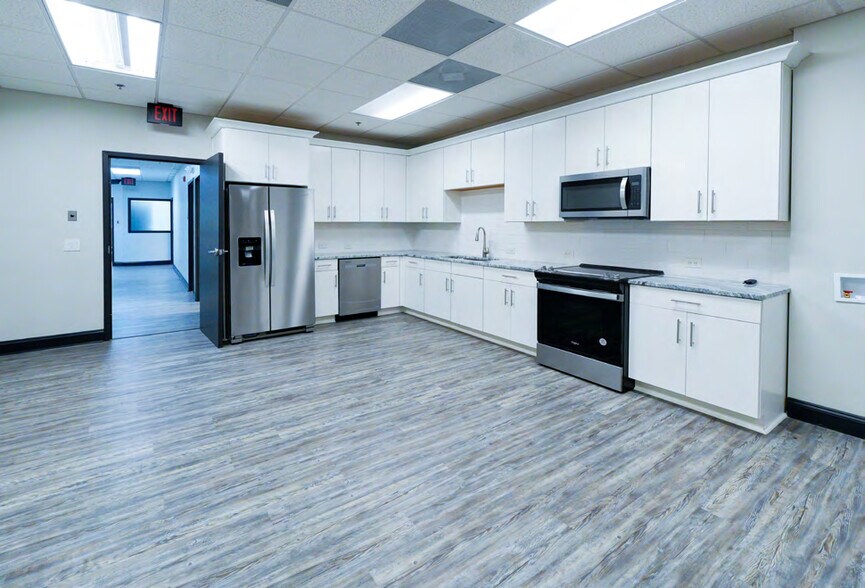 More Photos Of 3120 Latrobe Dr, Charlotte Showroom For Sale
