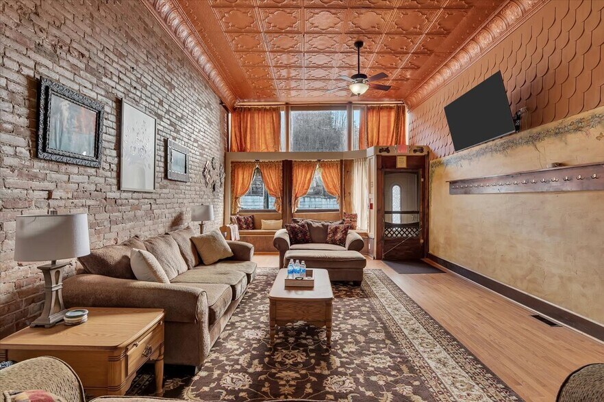 More Photos Of 68 Main St, Whitehall Flex For Sale