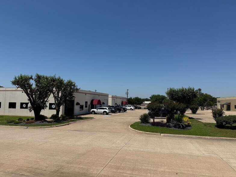 More Photos Of 2812 Market Loop, Southlake Light Manufacturing For Lease