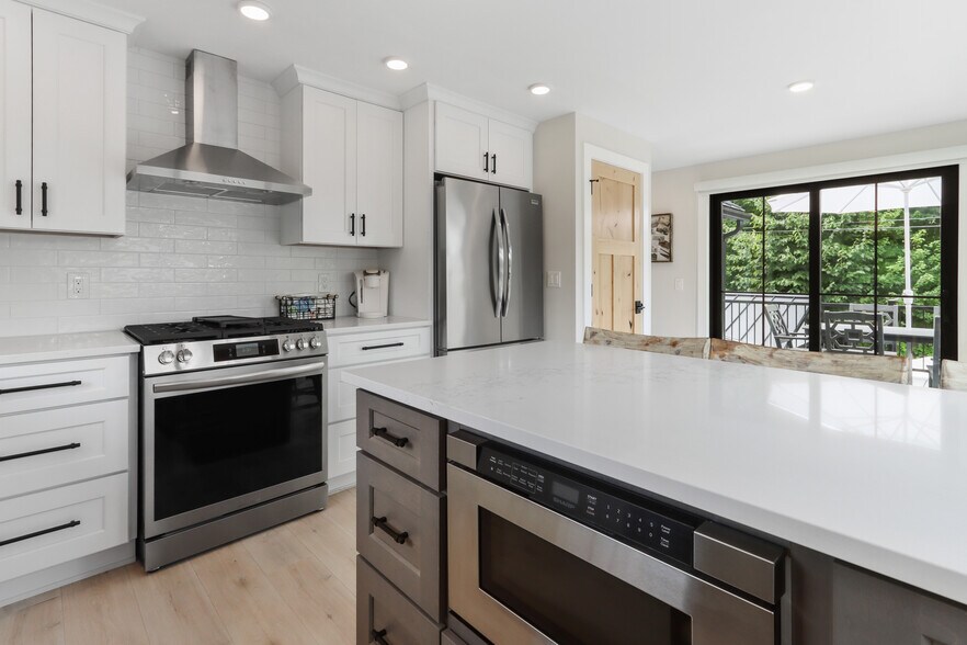 More Photos Of W4724 S Lakeshore Dr, Fontana-on-Geneva Lake Storefront For Sale