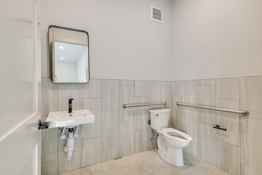 More Photos Of 15210 Fitzhugh Rd, Austin Warehouse For Sale