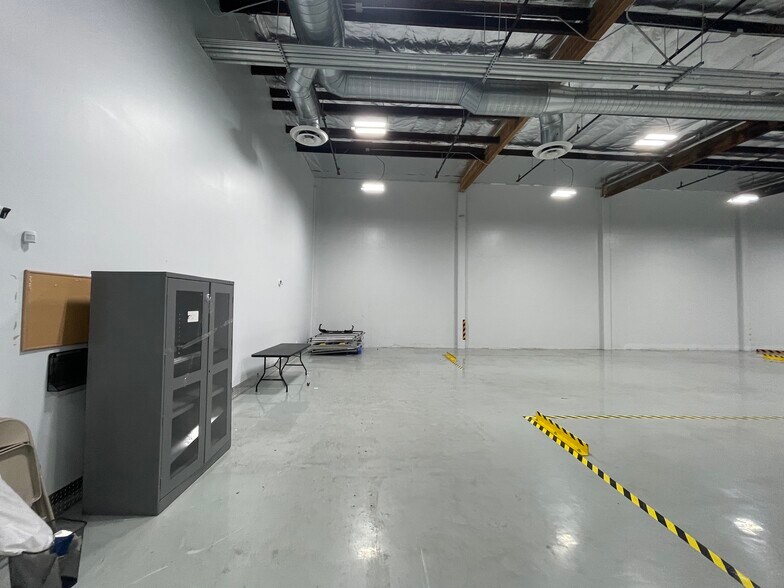 More Photos Of 3144 W Adams St, Santa Ana Warehouse For Lease