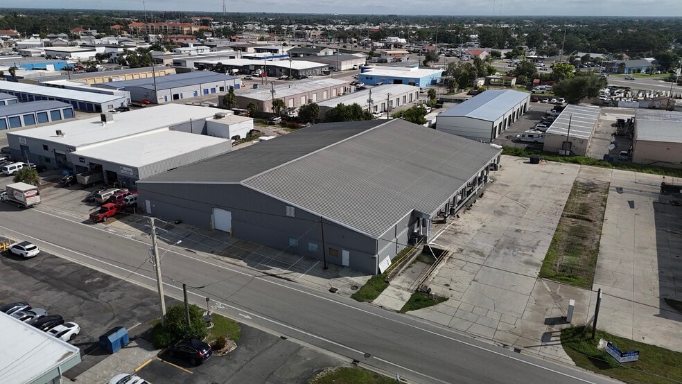 More Photos Of 313 Seaboard Ave, Venice Unknown For Lease