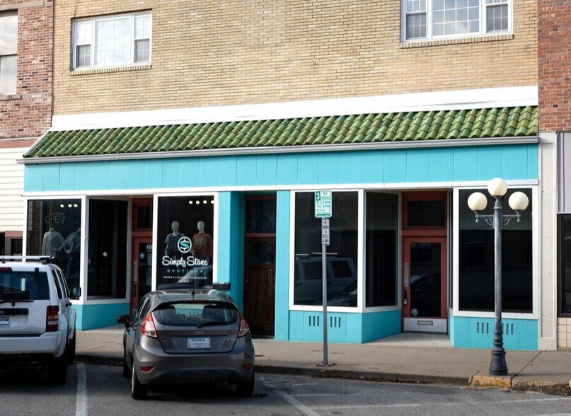 Primary Photo Of 203 W Madison St, Pontiac Storefront Retail Residential For Sale