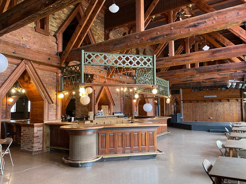 More Photos Of 448 Prospect St, Combined Locks Bar For Sale