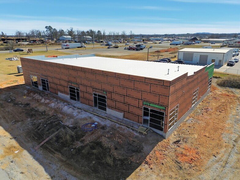 More Photos Of 2420 S 8th St, Rogers Flex For Lease