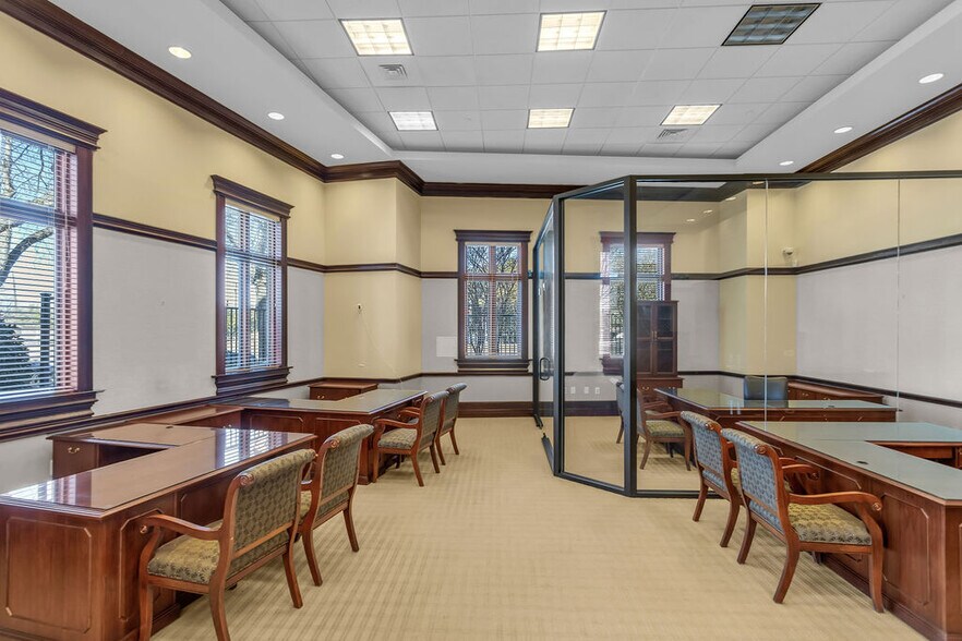 More Photos Of 5800 W Northwest Hwy, Dallas Office For Sale