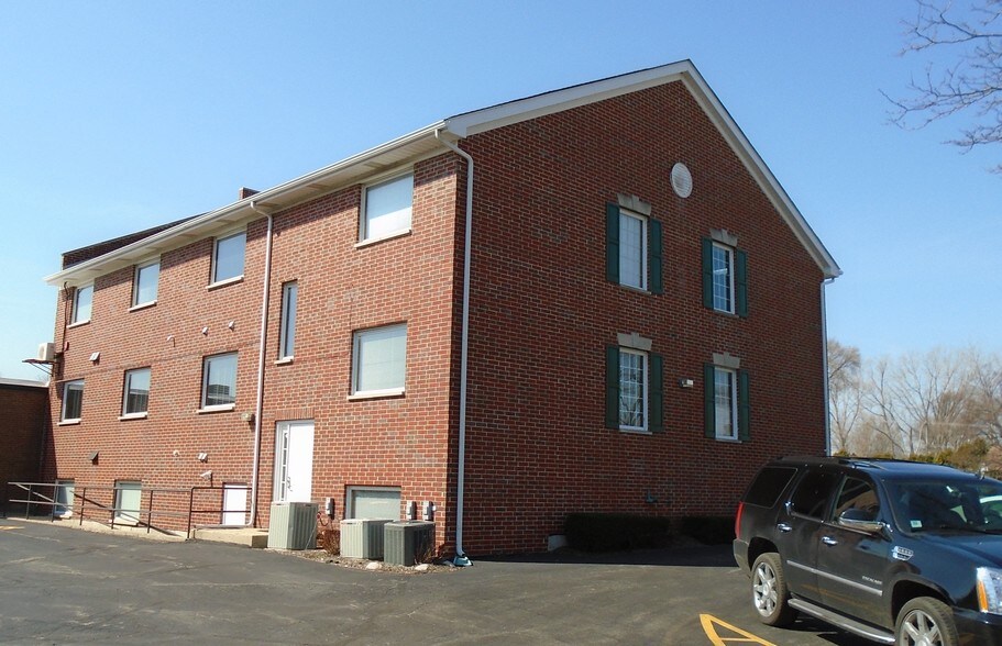 More Photos Of 33 Waukegan Rd, Lake Bluff Office For Sale