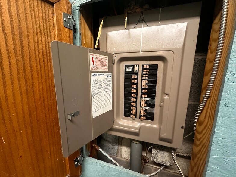 More Photos Of 522A S Main St, Broadway Flex For Sale