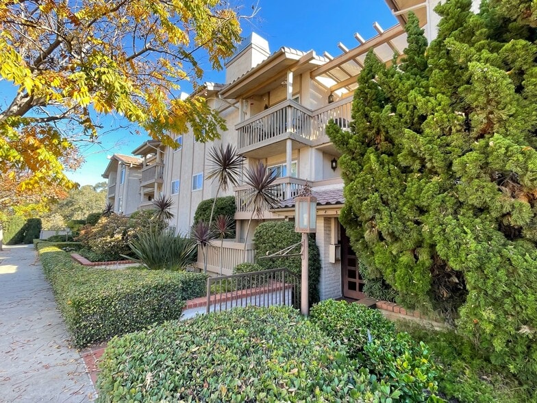 More Photos Of 4069 Goldfinch St, San Diego Apartments For Sale