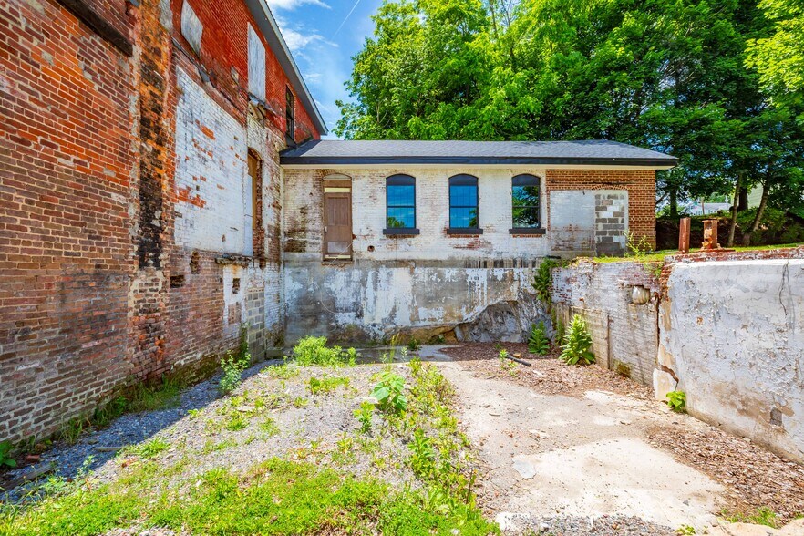 More Photos Of 1340 W Main St, Wytheville Loft Creative Space For Sale
