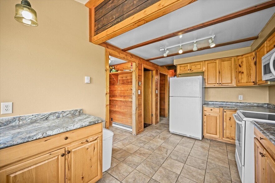 More Photos Of 1335 S Kio St, Watkins Veterinarian Kennel For Sale