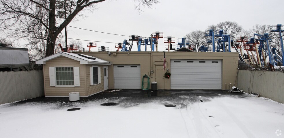 More Photos Of 21 Essex St, Bay Shore Warehouse For Lease