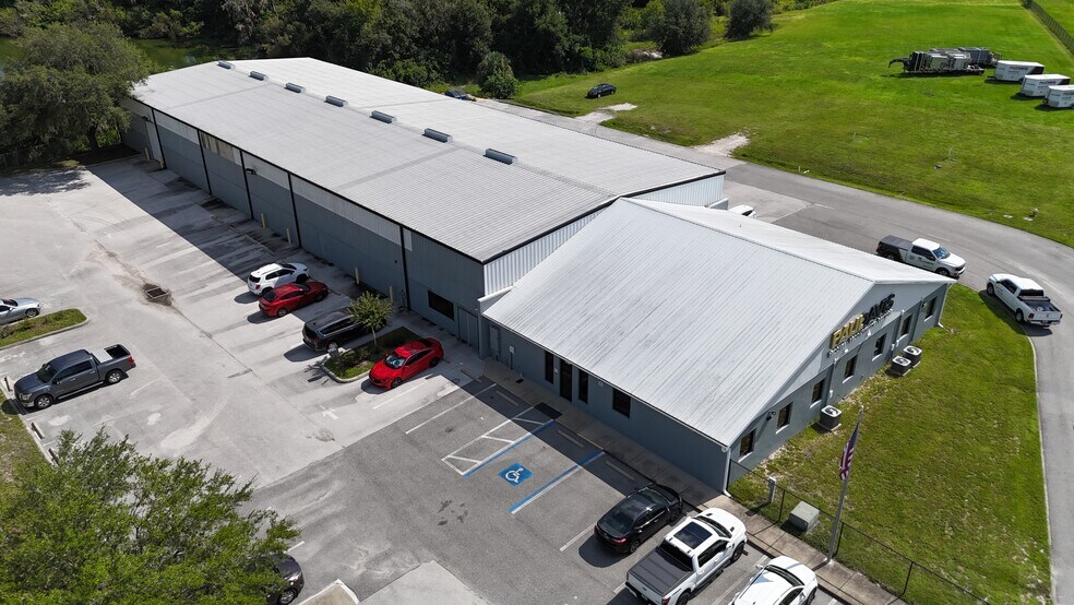 More Photos Of 3306 Waterfield Rd, Lakeland Warehouse For Lease