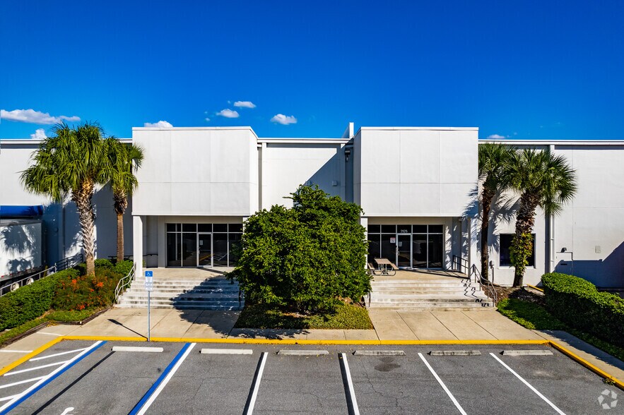 More Photos Of 7575 Chancellor Dr, Orlando Distribution For Lease