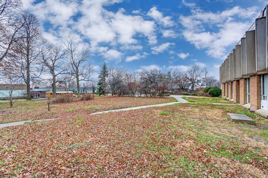 More Photos Of 1106 E High St, Springfield Schools For Sale