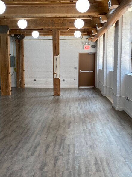 More Photos Of 32 Bridge St, Brooklyn Office For Lease
