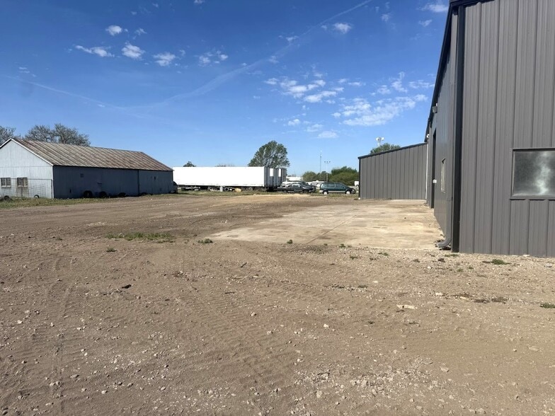 More Photos Of 1015 W Woodside St, Mcpherson Industrial For Sale