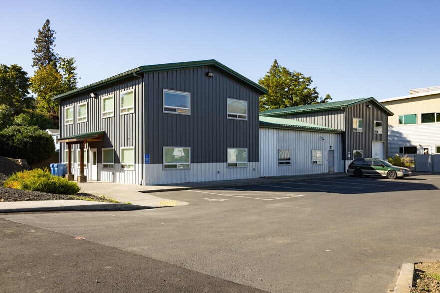 More Photos Of 200 N Wasco Ct, Hood River Warehouse For Lease