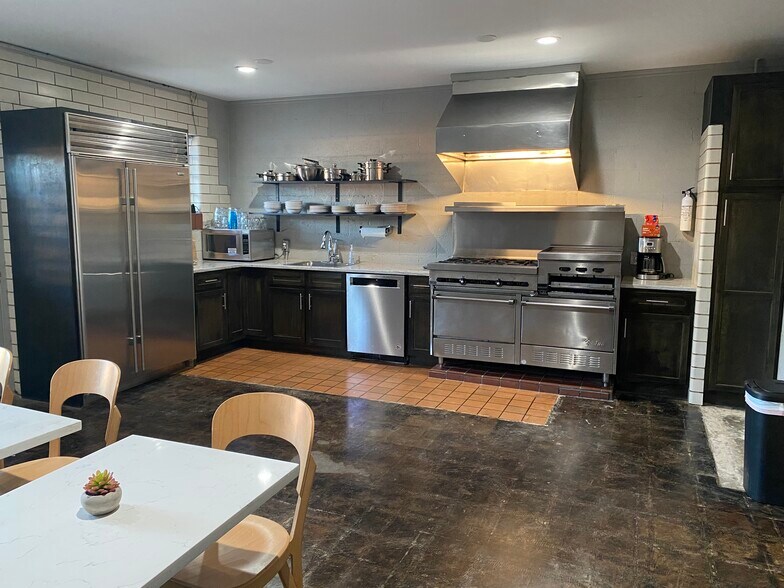 More Photos Of 4114 Frank St, Dallas Light Distribution For Sale