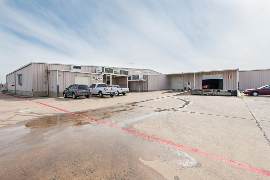 More Photos Of 300 S Kirby St, Garland Warehouse For Lease