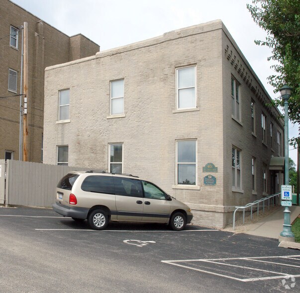 More Photos Of 401-403 NE Jefferson Ave, Peoria Office For Lease