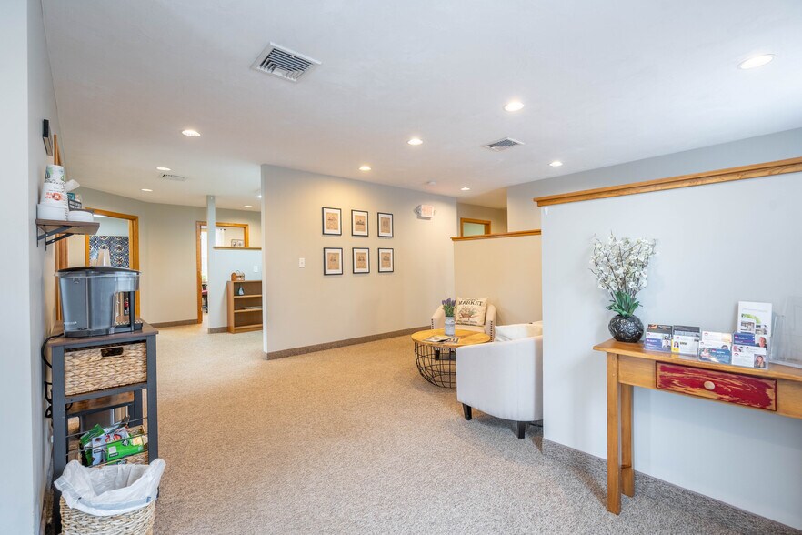 More Photos Of 415 Main St, Spencer Office For Sale