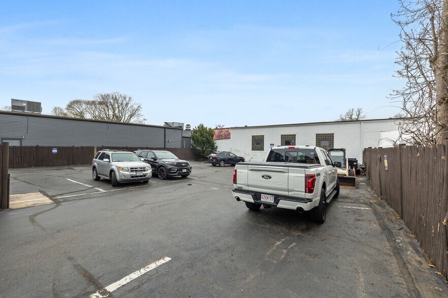 More Photos Of 10 Spring St, Marblehead Storefront Retail Residential For Lease