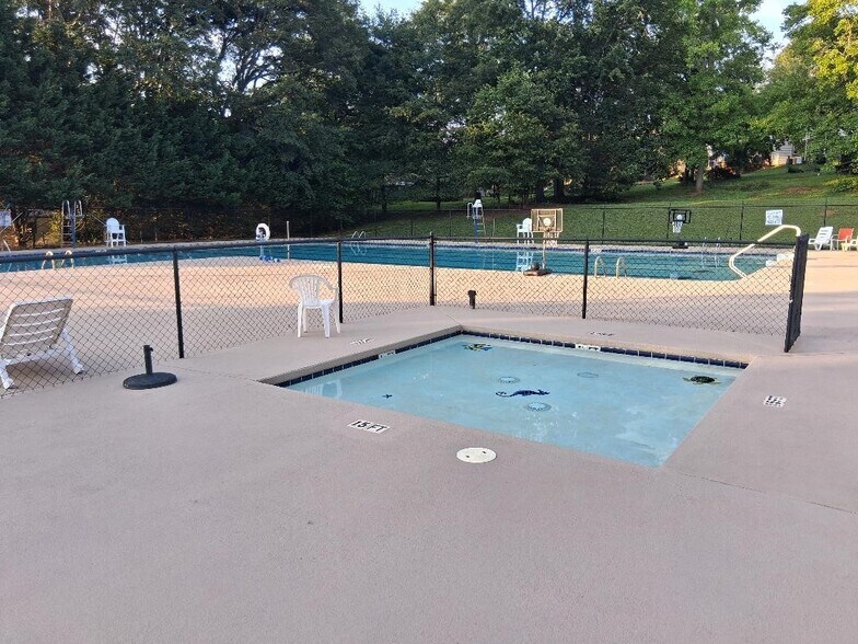 More Photos Of 712 Brooks Rd, Mauldin Swimming Pool For Sale