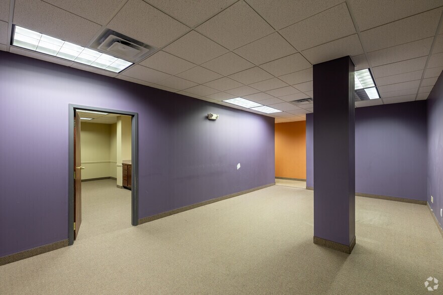 More Photos Of 10400 Linn Station Rd, Louisville Office For Lease