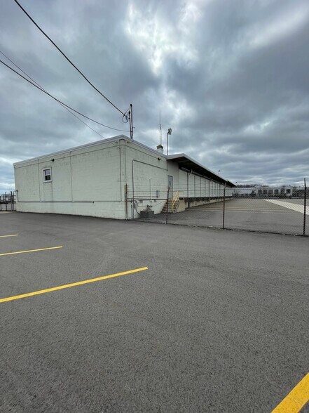 More Photos Of 819 W Carpenter Ave, Milwaukee Truck Terminal For Lease