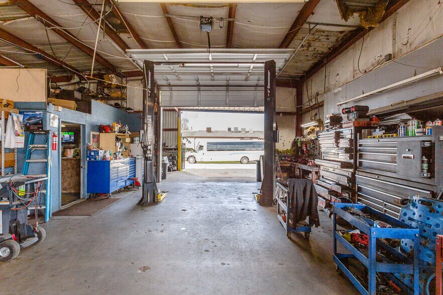 More Photos Of 8921 Daffodil Ave, Houston Auto Repair For Lease