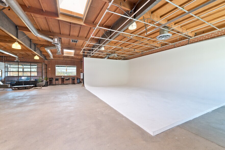More Photos Of 6368 Arizona Cir, Los Angeles Office For Lease