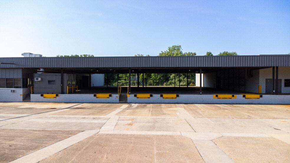 More Photos Of 21600 Drake Rd, Strongsville Warehouse For Lease