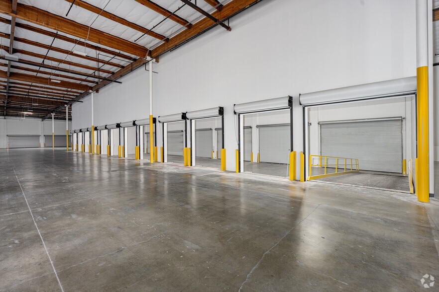 More Photos Of 1175 Aviation Pl, San Fernando Manufacturing For Lease