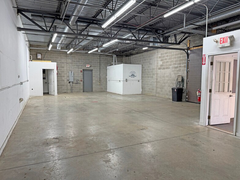 More Photos Of 424 Route 125, Brentwood Warehouse For Lease