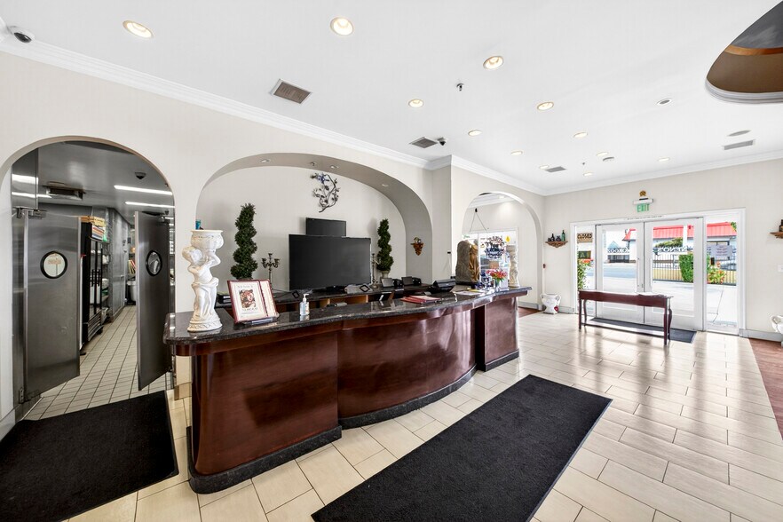 More Photos Of 910 W Pacific Coast Hwy, Wilmington Bar For Lease