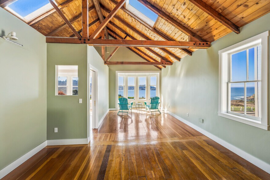 More Photos Of 45094 Main St, Mendocino General Retail For Sale